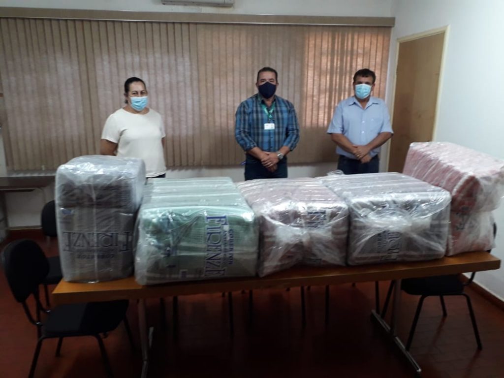 O prefeito Rui Gonçalves com os cobertores recebidos da concessionária da rodovia Ronan Rocha